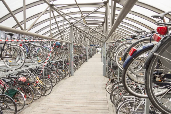 丹麦奥胡斯 2017年5月9日 自行车停放在市中心附近的火车站于2017年5月9日在丹麦奥胡斯 — 图库照片