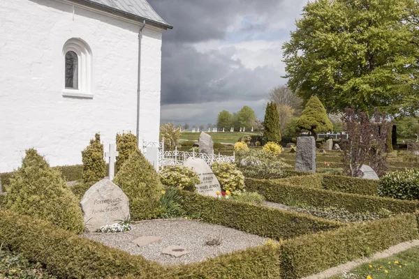 Jelling Dinamarca Maio 2017 Igreja Branca Área Monumento Que Goza — Fotografia de Stock