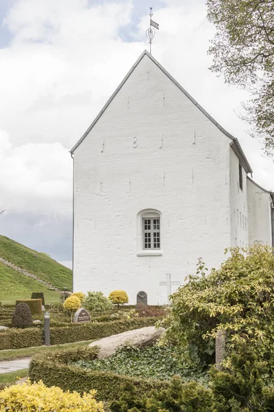 白い教会記念碑区域の Jelling デンマークにユネスコの世界遺産 — ストック写真