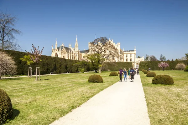 Lednice-kasteel in Zuid-Moravië in de Tsjechische Republiek. — Stockfoto