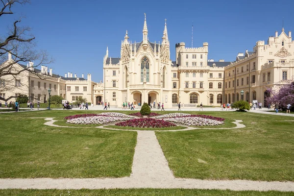 Lednice-kasteel in Zuid-Moravië in de Tsjechische Republiek. — Stockfoto