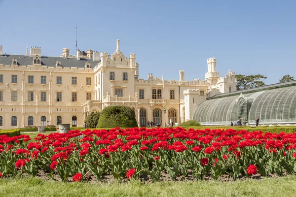 Castelo de Lednice na Morávia do Sul na República Checa . — Fotografia de Stock