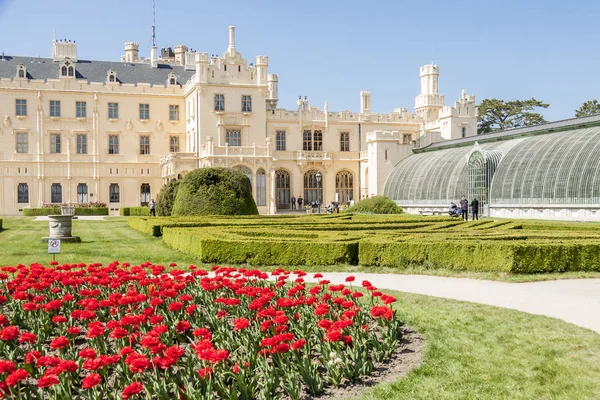 Lednice-kasteel in Zuid-Moravië in de Tsjechische Republiek. — Stockfoto