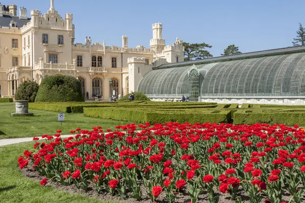 Lednice-kasteel in Zuid-Moravië in de Tsjechische Republiek. — Stockfoto