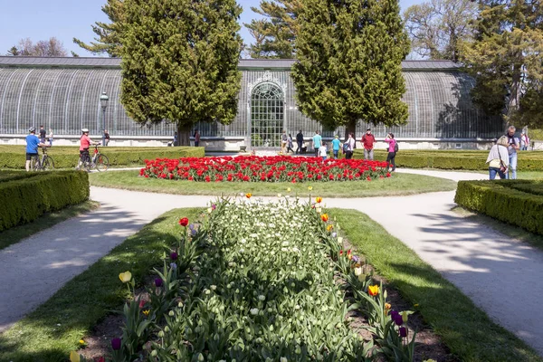 Lednice-kasteel in Zuid-Moravië in de Tsjechische Republiek. — Stockfoto