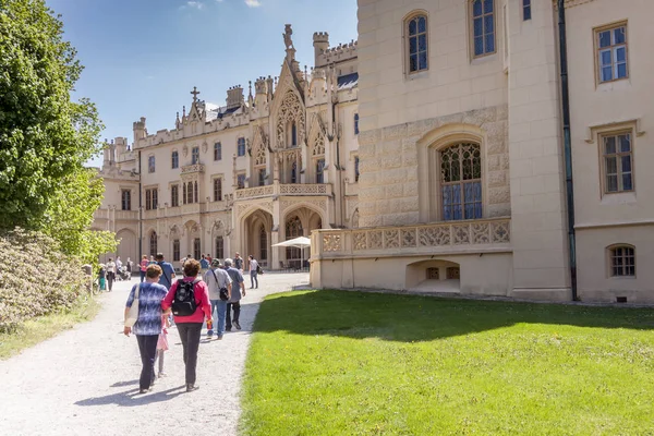 Lednice-kasteel in Zuid-Moravië in de Tsjechische Republiek. — Stockfoto