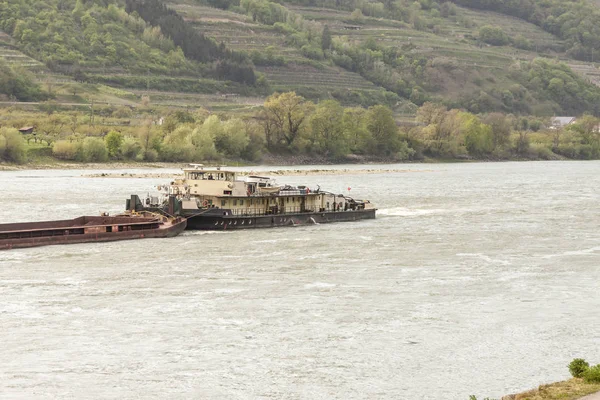 Barcaza en el río Danubio - Austria —  Fotos de Stock