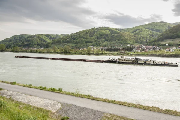 多瑙河上的驳船 - 奥地利 — 图库照片