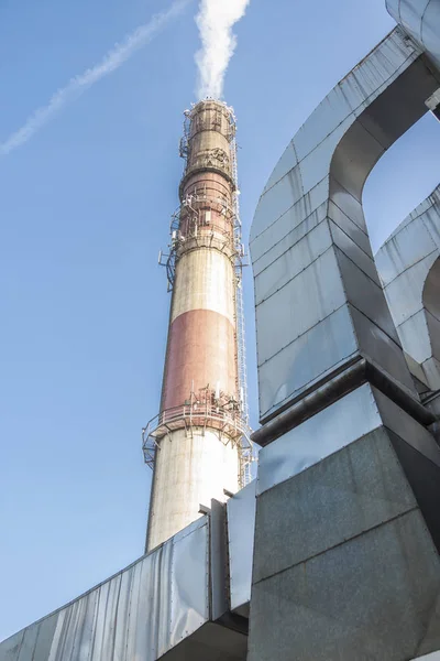 Industrielle Ansicht - großer Schornstein. — Stockfoto