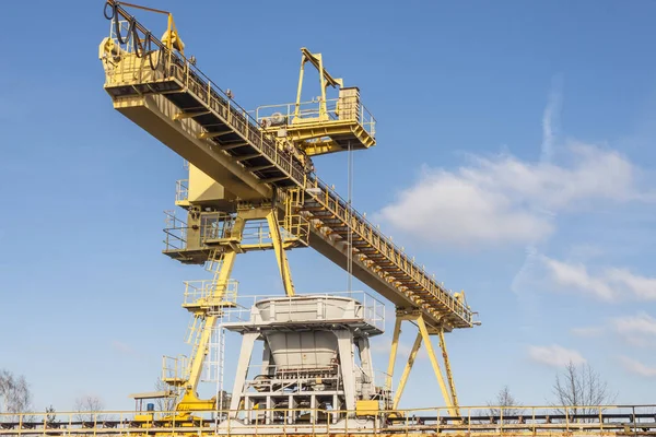 Stor gul industriell Portal-Polen. — Stockfoto