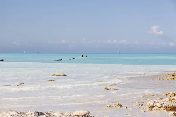 Surfisti a Rosignano - Italia, Toscana . — Foto Stock