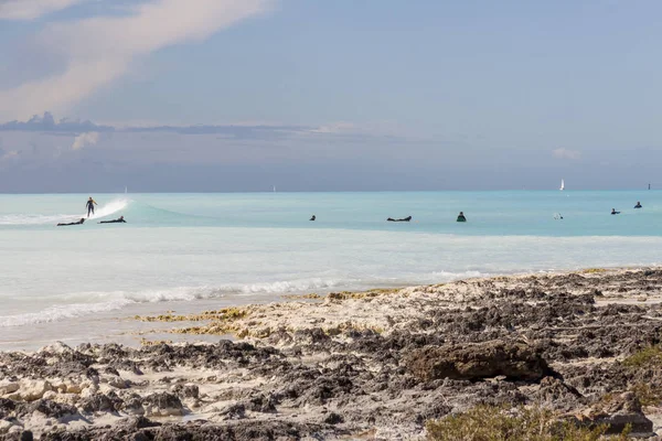 Surfisti a Rosignano - Italia, Toscana . — Foto Stock