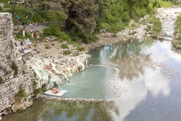 Tourist in hot springs Bagni di Petriolo - Monticiano in Italy. — Stock Photo, Image