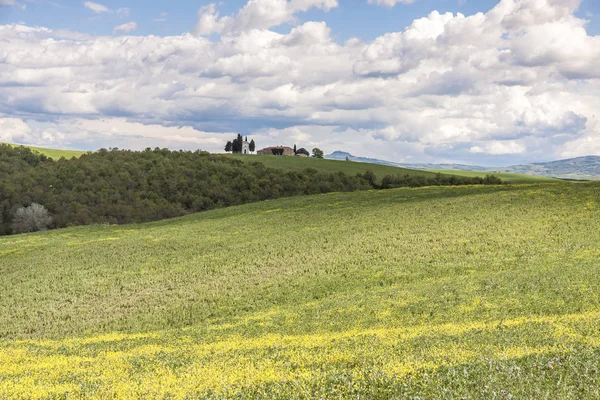 Stará kaple poblíž San Quirico d Orcia, Toskánsko, Itálie — Stock fotografie