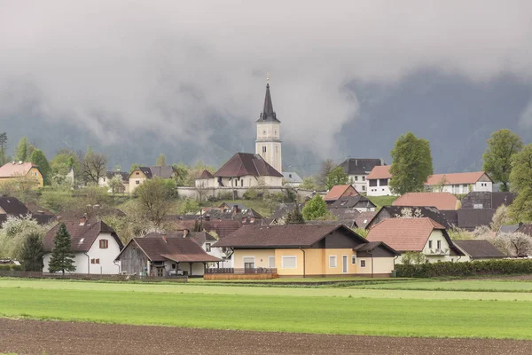 Sittersdorf dorf in österreich, europa. — Stockfoto