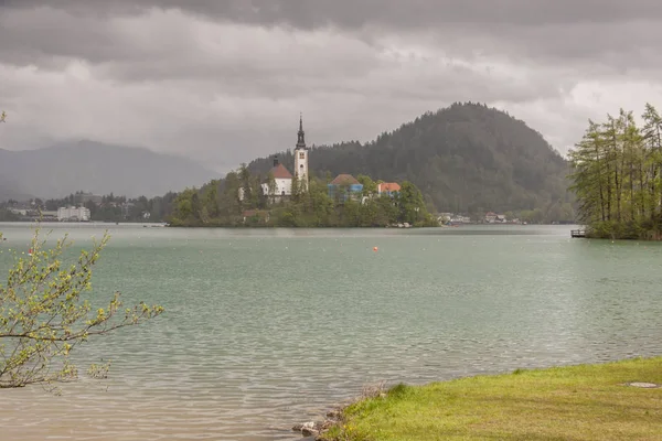Bred sjö i Slovenien. — Stockfoto