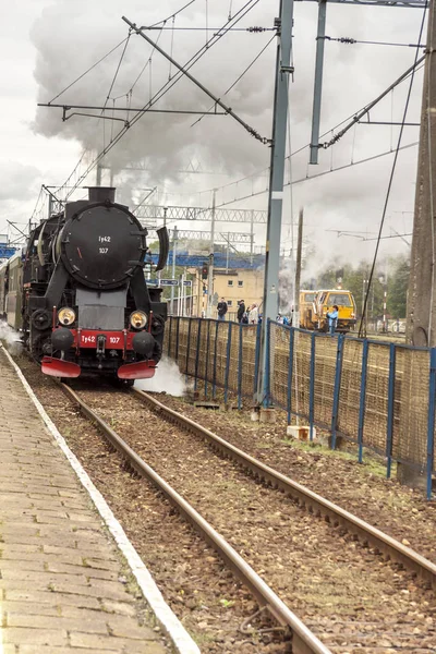 Tipo de locomotora de vapor antigua - Ty42-107 en Kalety - Polonia . —  Fotos de Stock