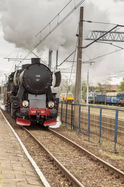 Tipo de locomotora de vapor antigua - Ty42-107 en Kalety - Polonia . —  Fotos de Stock