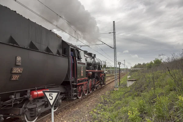 旧蒸汽机车类型 - Ty42-107 在卡莱蒂 - 波兰. — 图库照片