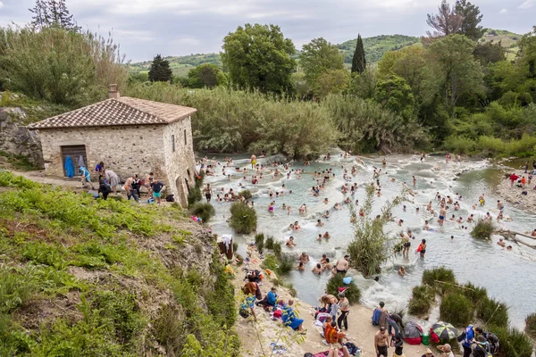 Sıcak pınarlarda yüzen ve dinlenen turistler - Saturnia, Toskana — Stok fotoğraf