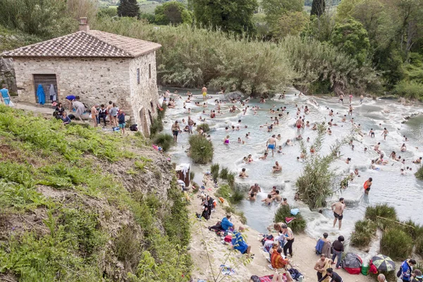 Τουρίστες που κολυμπούν και χαλαρώνουν στις ιαματικές πηγές - Σάββατα, Τοσκάνη — Φωτογραφία Αρχείου
