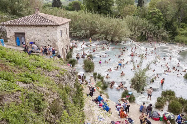 Turister som badar och kopplar av i varma källor - Saturnia, Toscana — Stockfoto