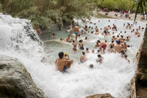 Turister som badar och kopplar av i varma källor - Saturnia, Toscana — Stockfoto