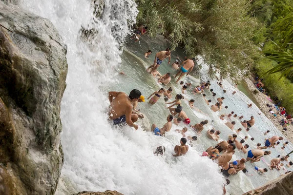 Turister som badar och kopplar av i varma källor - Saturnia, Toscana — Stockfoto