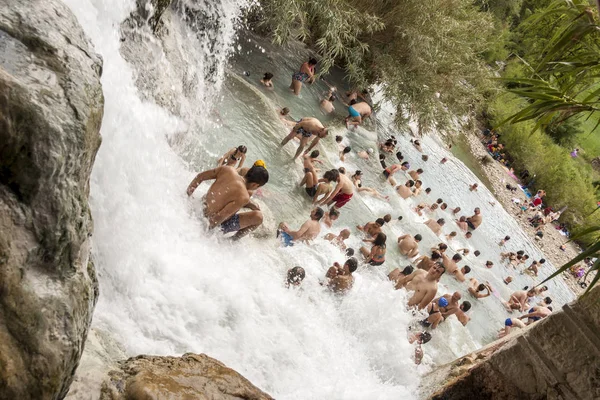 Turister som badar och kopplar av i varma källor - Saturnia, Toscana — Stockfoto