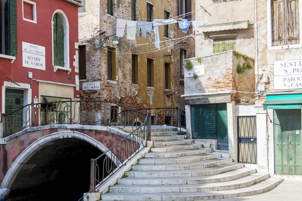 Canal estrecho en el casco antiguo de Venecia - Italia — Foto de Stock