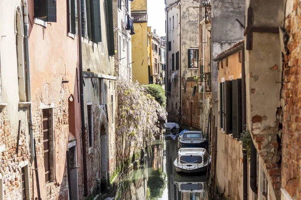 Canal estrecho en el casco antiguo de Venecia - Italia — Foto de Stock