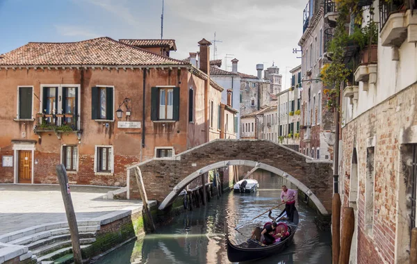 Turisté cestují na gondolách u kanálu - Benátky, Itálie. Royalty Free Stock Fotografie