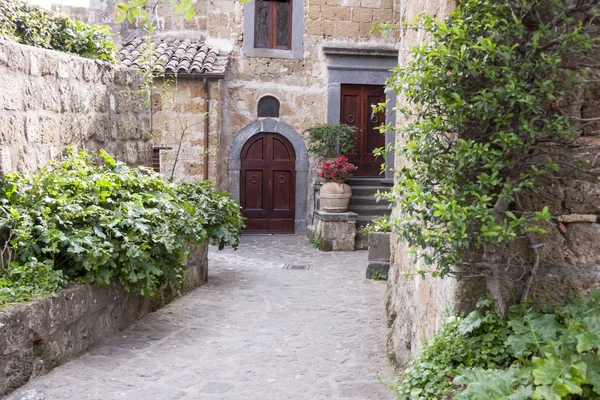 Steegje in het oude centrum van Bagnoregio - Toscane, Italië. — Stockfoto