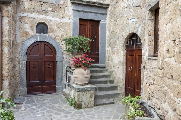 Steegje in het oude centrum van Bagnoregio - Toscane, Italië. — Stockfoto