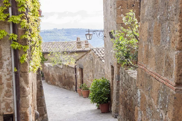 Steegje in het oude centrum van Bagnoregio - Toscane, Italië. — Stockfoto