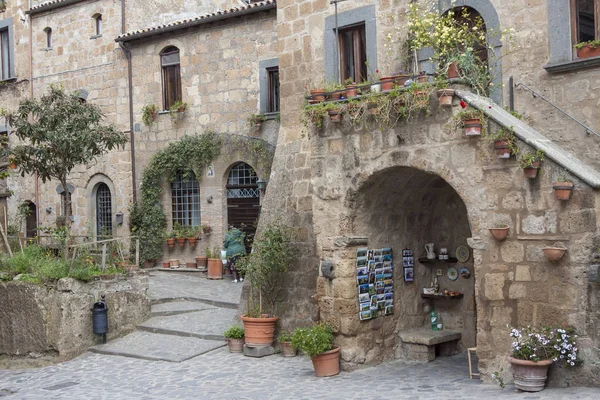 Toeristen bezoeken in oude stad van Bagnoregio - Italië, Toscane. — Stockfoto