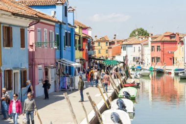 Eski Renkli kenti ziyaret eden turistler Burano - İtalya.