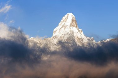Ama Dablam görünümü güzel bulutlar Kongde Köyü, Khumbu Vadisi, Solukhumbu, Nepal Himalayalar ile akşam