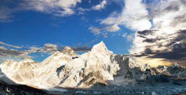 Güzel gün batımı bulutlar Kala Patthar, Sagarmatha Milli Parkı, Khumbu vadi, Solukhumbu, Nepal Himalays dağlar Everest dağının panoramik akşam