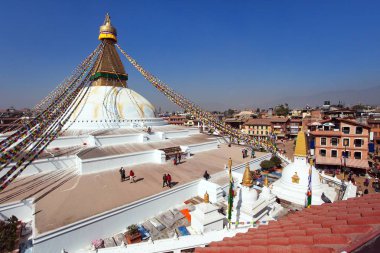 Boudha, bodhnath veya Boudhanath stupa en büyük Budist stupa Kathmandu şehirde - Nepal Budizm dua bayraklı 