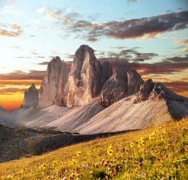 Drei Zinnen ya da Tre Cime di Lavaredo, Sextener Dolomiten ya da Dolomiti di Sesto, South Tirol, Dolomiten dağları manzarası, Italien Alpleri