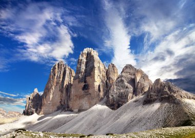 Drei Zinnen veya Tre Cime di Lavaredo görünümünü üzerinde sky, Sextener Dolomiten veya Dolomiti di Sesto, Güney Tirol, güzel bulut ile Dolomites dağlar, İtalyan Alpleri
