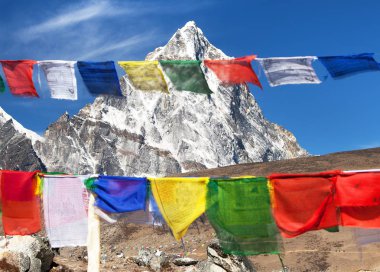 Satır dua bayrakları ve mount Arakam Tse, Sagarmatha Milli Parkı, trek Everest ana kampı, Khumbu vadiye, Solukhumbu - Nepal Himalayalar dağlar
