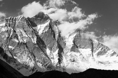 Mount Lhotse ile bulutlar üstünde belgili tanımlık tepe - mount Everest ana kampı, Khumbu Vadisi, Sagarmatha Milli Parkı, Nepal Himalayalar dağlar, siyah beyaz görünüm yolu