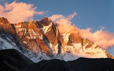 gün batımı görünümü Lhotse ve bulutlar üstünde belgili tanımlık tepe akşam, sıcak sesi - mount Everest ana kampı, khumbu Vadisi, Solukhumbu, Nepal Himalayalar dağlar yol