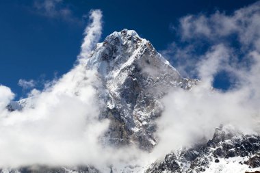 Mount Arakam Tse ve bulutlar Cho La geçidi, güzel dağ herhangi bir zamanda merkez kamp, giderken yanında üç geçer trek, Khumbu Vadisi, Sagarmatha Milli Parkı, Nepal Himalayalar dağlar