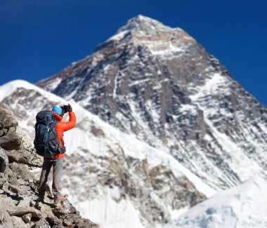 Görünümünü Mount Everest 8848m Kala Patthar gelen turist ile Everest ana kampı, Sagarmatha Milli Parkı, Khumbu Vadisi, Solukhumbu, Nepal Himalayalar dağlar dağlar giderken