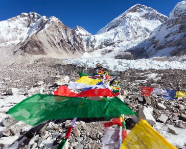 Everest Dağı kamp çadır ve satır Budist dua bayrakları, Khumbu Vadisi, Solukhumbu, Nepal Himalayalar dağlar üzerinden görüntülemek