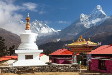 Tengboche Manastırı stupa ve Everest Dağı, Lhotse ve Ama Dablam, Khumbu Vadisi, en iyi manastırda Nepal Himalayalar trek Everest Ana kampı, Sagarmatha Milli Parkı, Khumbu Vadisi,
