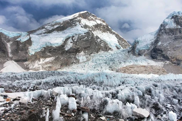 山エベレスト ベース キャンプからヌプツェ ピークと Khumbu アイス秋 サガルマータ国立公園 ネパール ヒマラヤの西岩の表面を見る — ストック写真